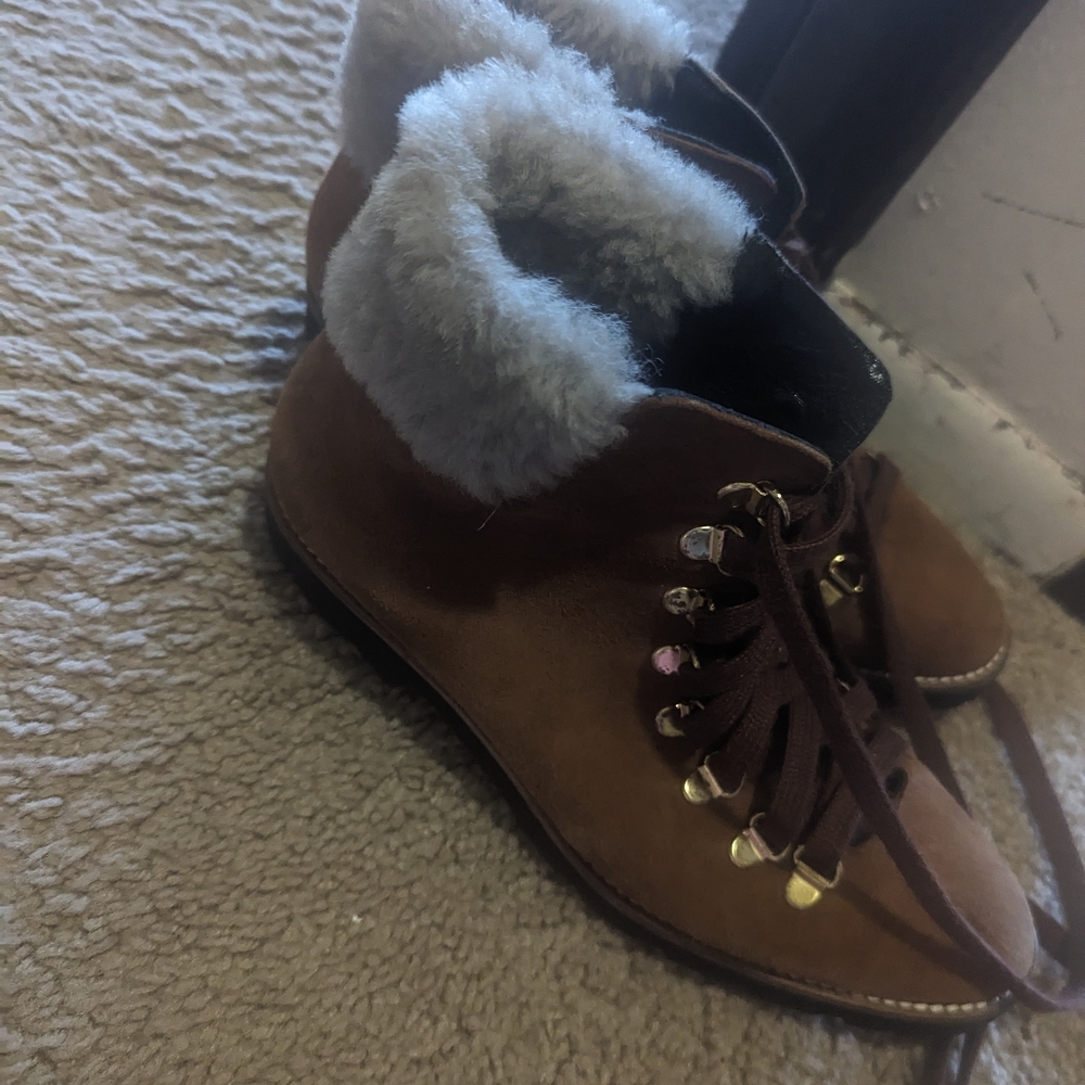 Women's lace-up boots